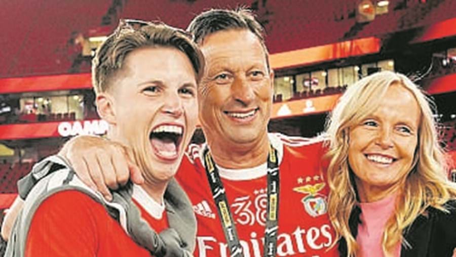 Jordi Schmidt com os pais, no Estádio da Luz