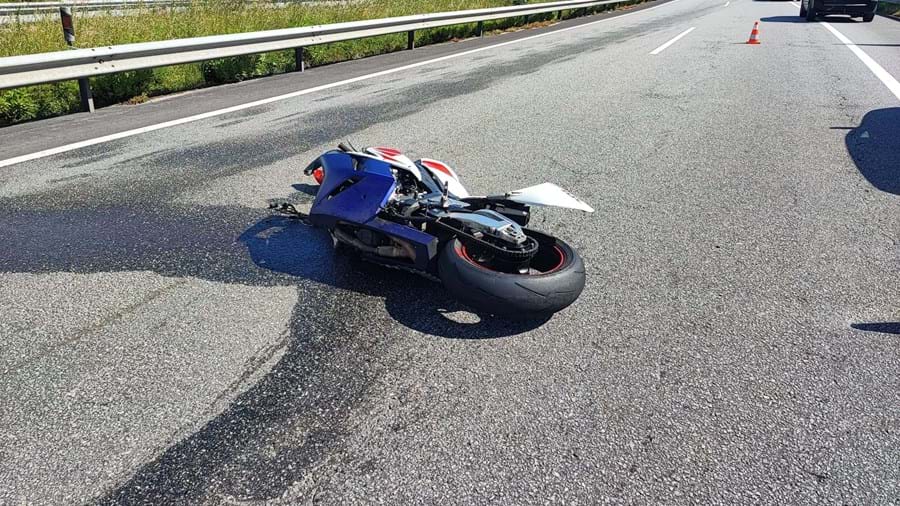 Homem de 36 anos morre em colisão entre duas motas e carro na A3 em Valença  - Portugal - Correio da Manhã