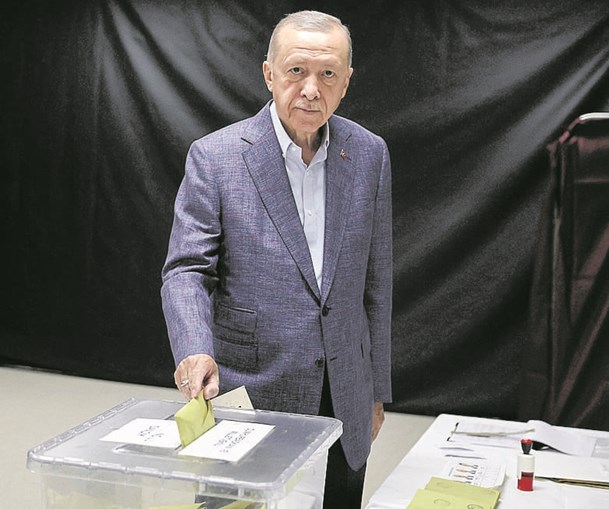Erdogan votou em Istambul e disse estar a rezar “por um futuro melhor”