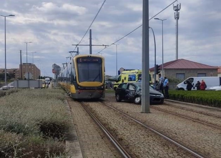 Mãe e bebé feridos após carro ser abalroado pelo metro na Póvoa de Varzim