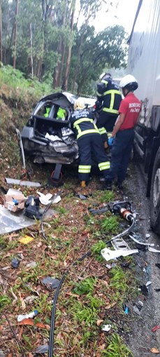 Homem ferido em colisão entre carro e camião em Oliveira de Azeméis