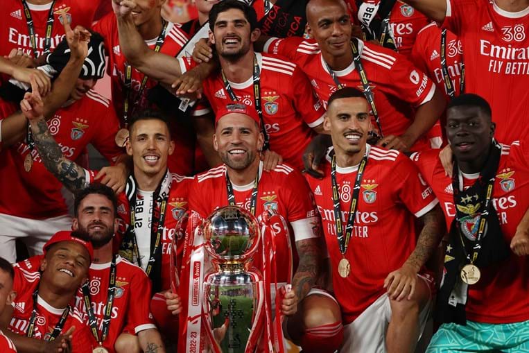 Jogadores do Benfica levantam a taça de campeão nacional