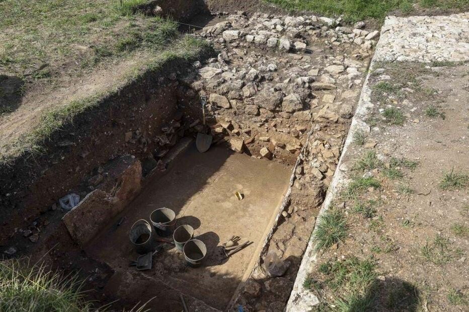 Arqueólogos descobrem enterramentos infantis em Conímbriga