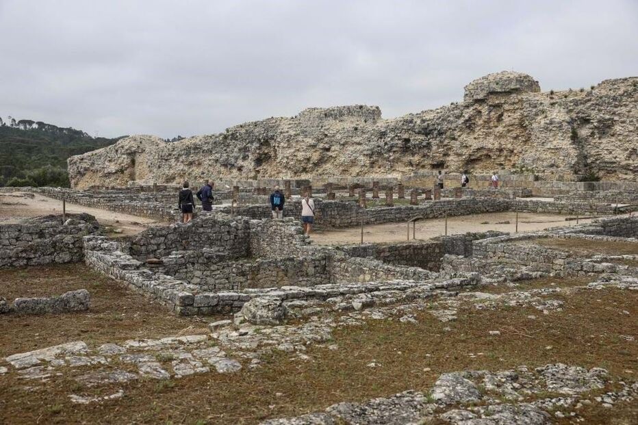 Arqueólogos descobrem enterramentos infantis em Conímbriga