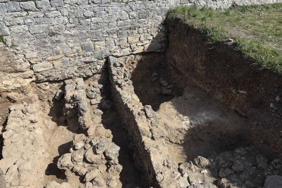 Arqueólogos descobrem enterramentos infantis em Conímbriga