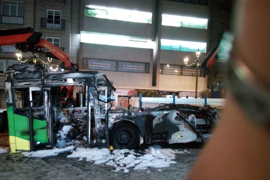 Chamas consomem autocarro em Espanha