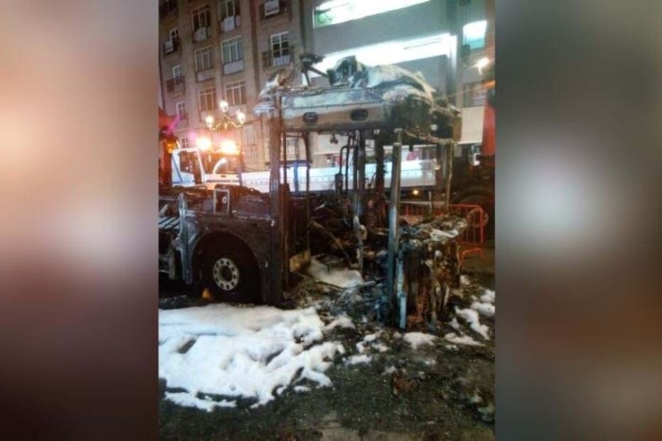 Chamas consomem autocarro em Espanha