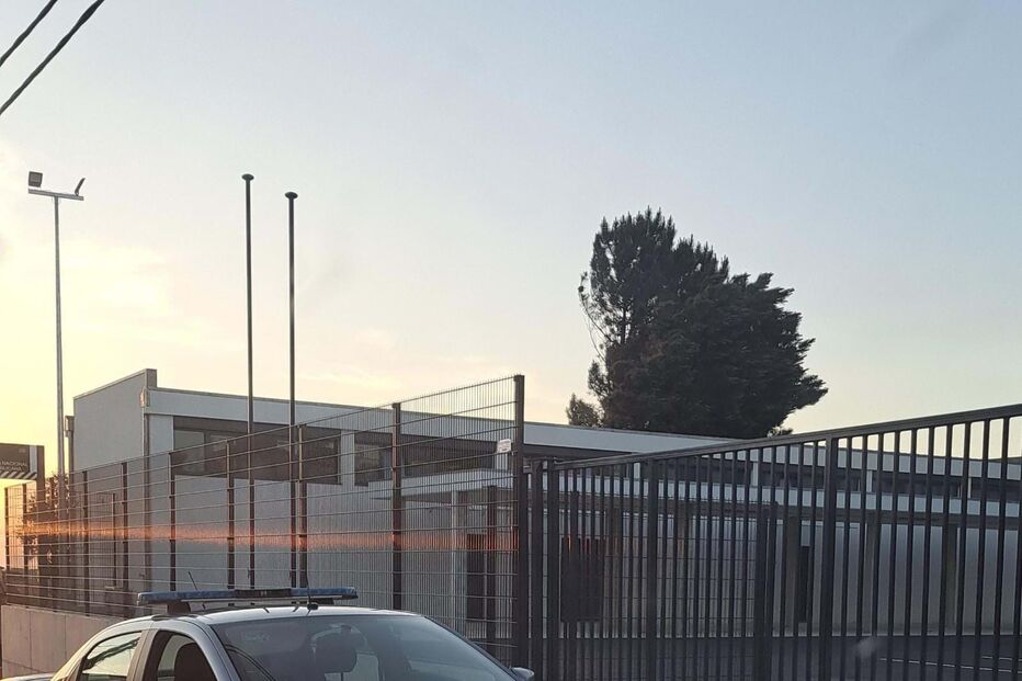 Árvore de grande porte cai sobre o telhado das novas instalações da GNR de Fânzeres