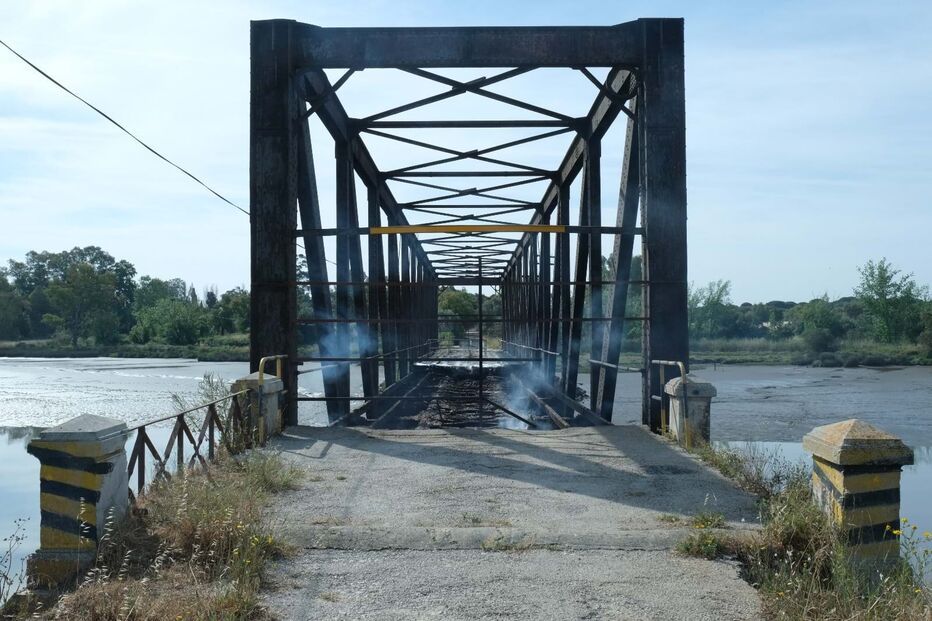 Incêndio na ponte da Herdade do Zambujal na Marateca