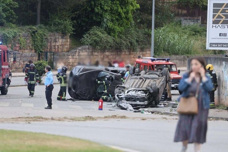 Táxi desgovernado colide com seis viaturas em Coimbra 