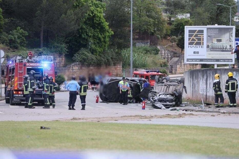 Táxi desgovernado colide com seis viaturas em Coimbra 