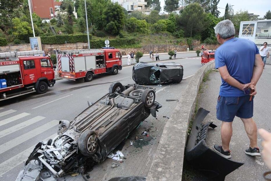 Táxi desgovernado colide com seis viaturas em Coimbra