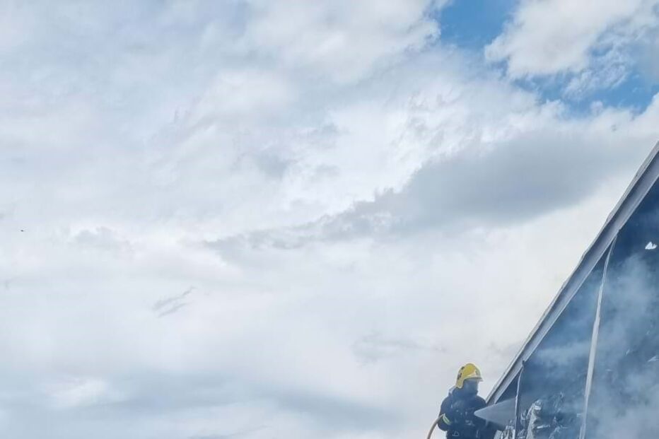 Reboque de camião incendeia-se na A17