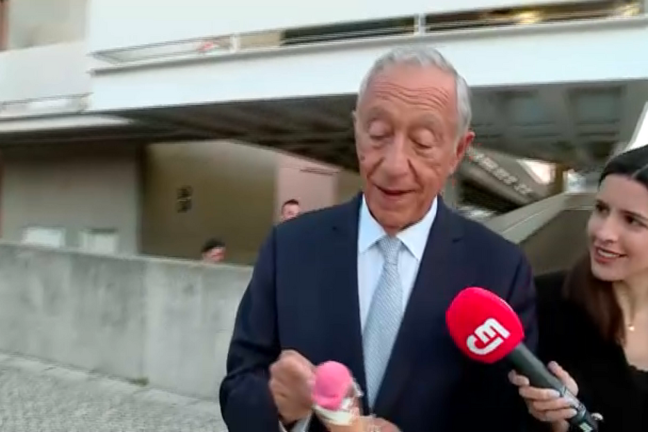 Marcelo filmado a comer um gelado em Belém diz que 