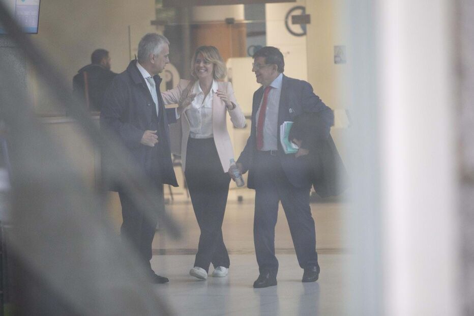 Leonor Poeiras com os advogados 