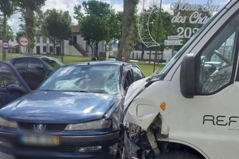 Colisão entre carro e carrinha em Paredes