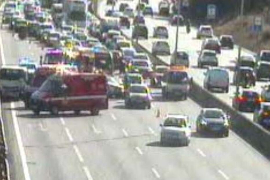 Colisão entre dois carros faz dois feridos na A5