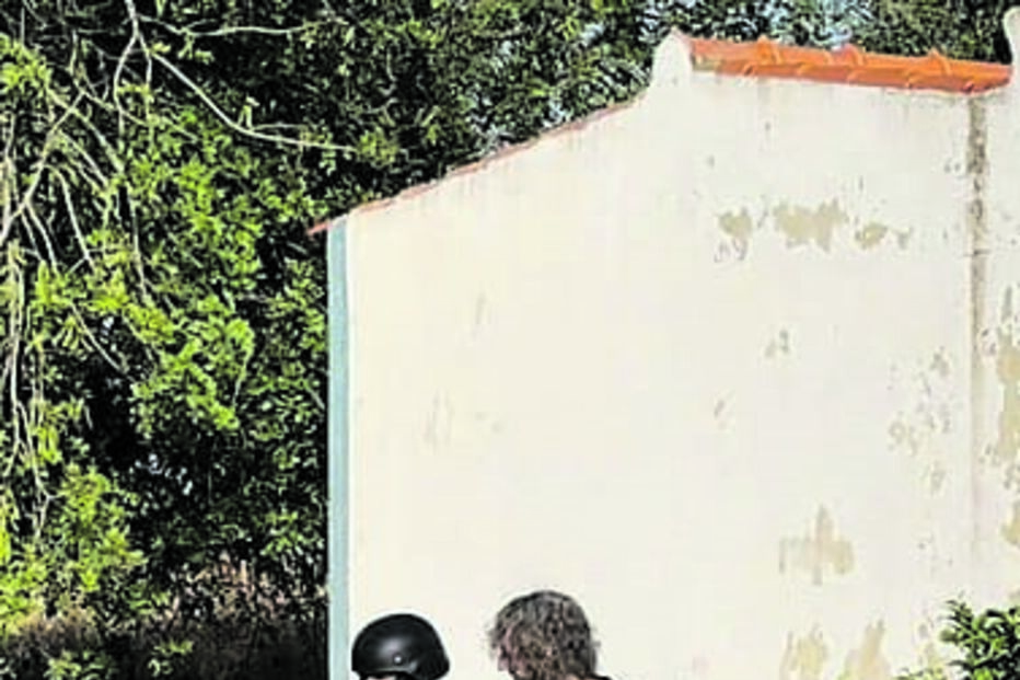 Um dos detidos algemado