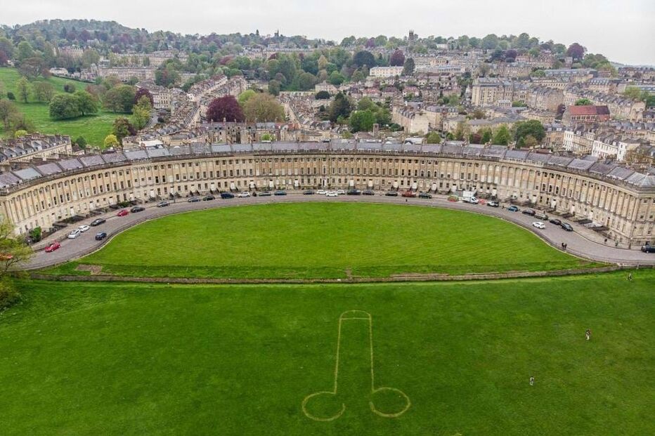 Pénis gigante desenhado no relvado do Royal Crescent