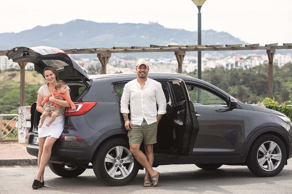 Martyna, com o filho Alex, de 9 meses, e Rafael ao lado do carro que conseguiram reaver