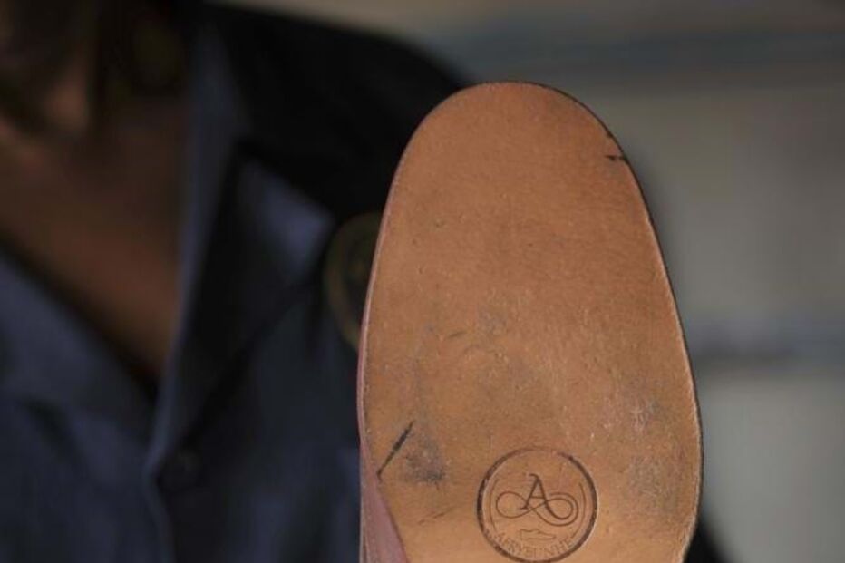 Abílio Sumbana cria sapatos para quem calça números grandes