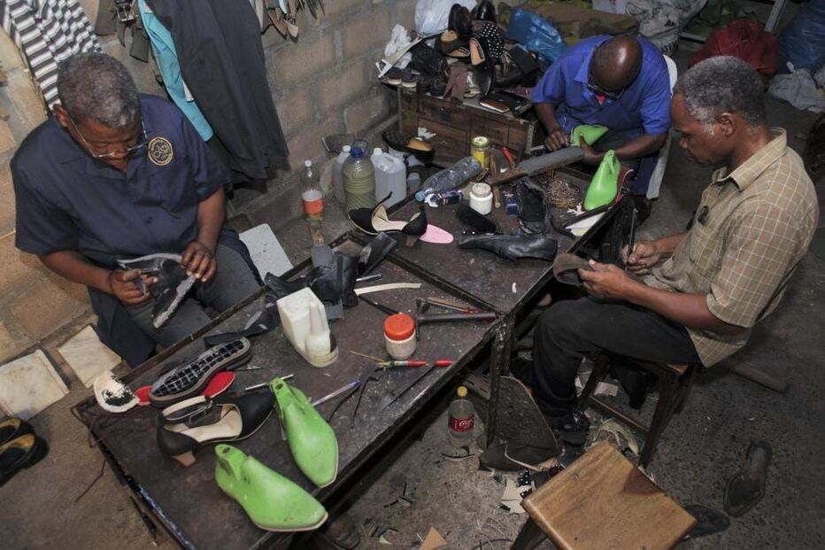 Abílio Sumbana cria sapatos para quem calça números grandes