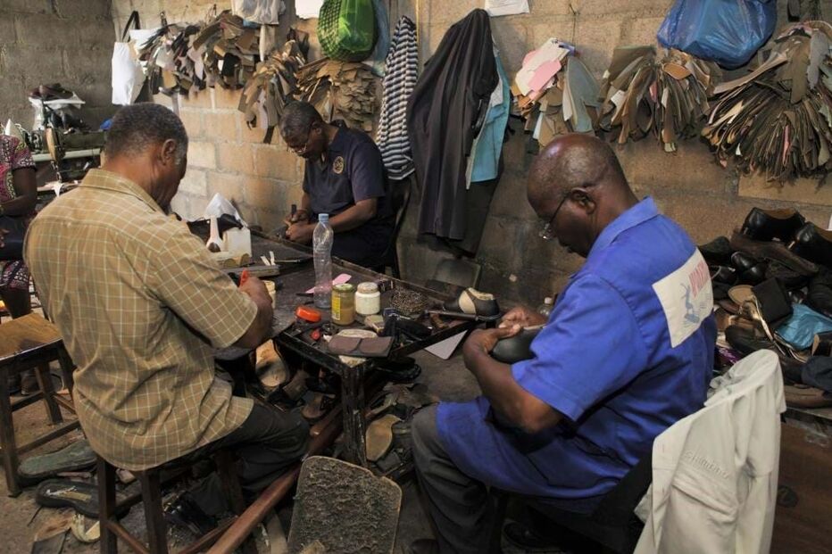 Abílio Sumbana cria sapatos para quem calça números grandes