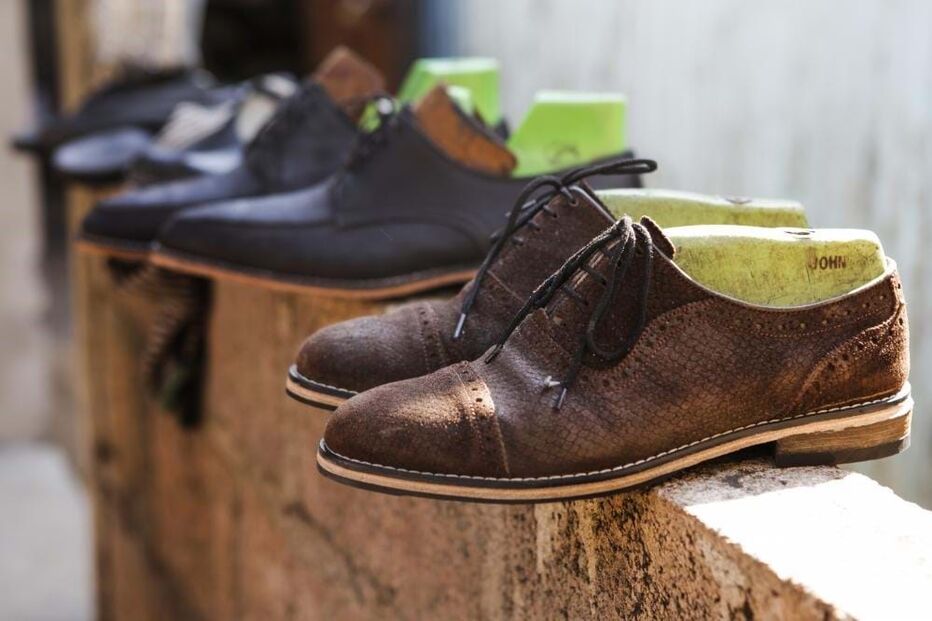 Abílio Sumbana cria sapatos para quem calça números grandes