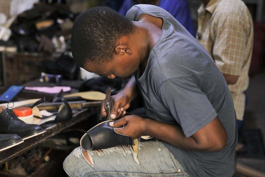 Abílio Sumbana cria sapatos para quem calça números grandes