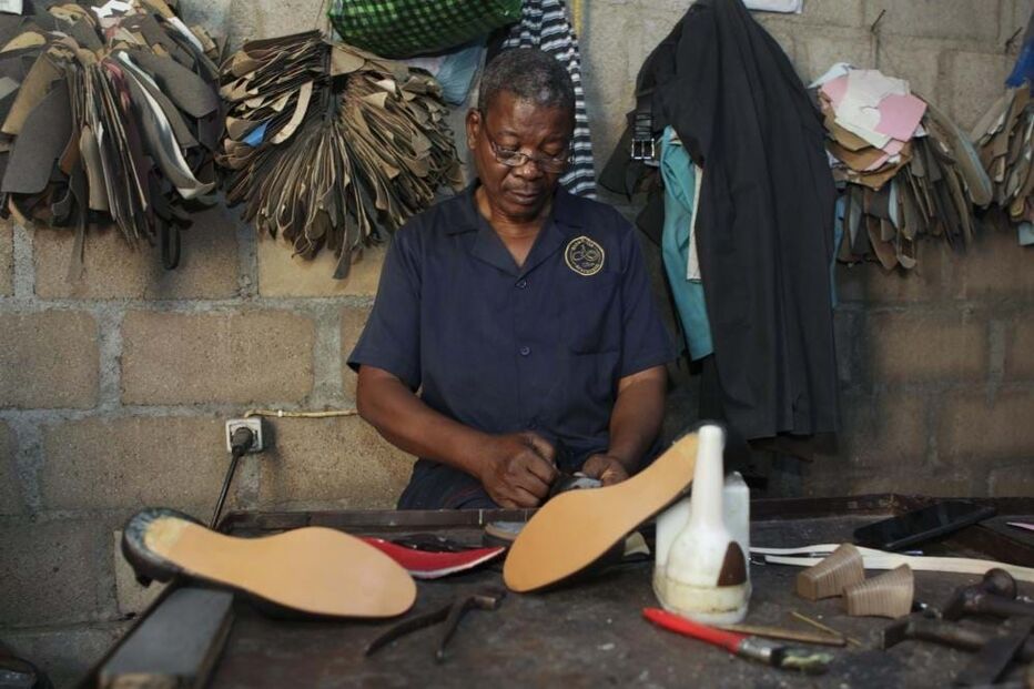 Abílio Sumbana cria sapatos para quem calça números grandes