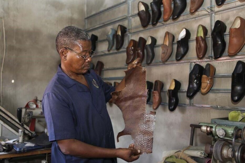Abílio Sumbana cria sapatos para quem calça números grandes