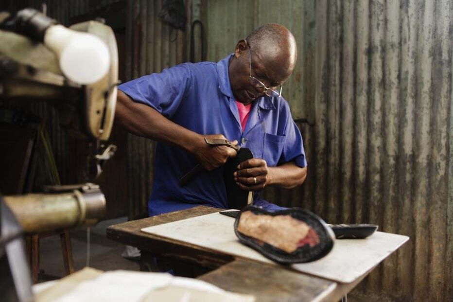 Abílio Sumbana cria sapatos para quem calça números grandes