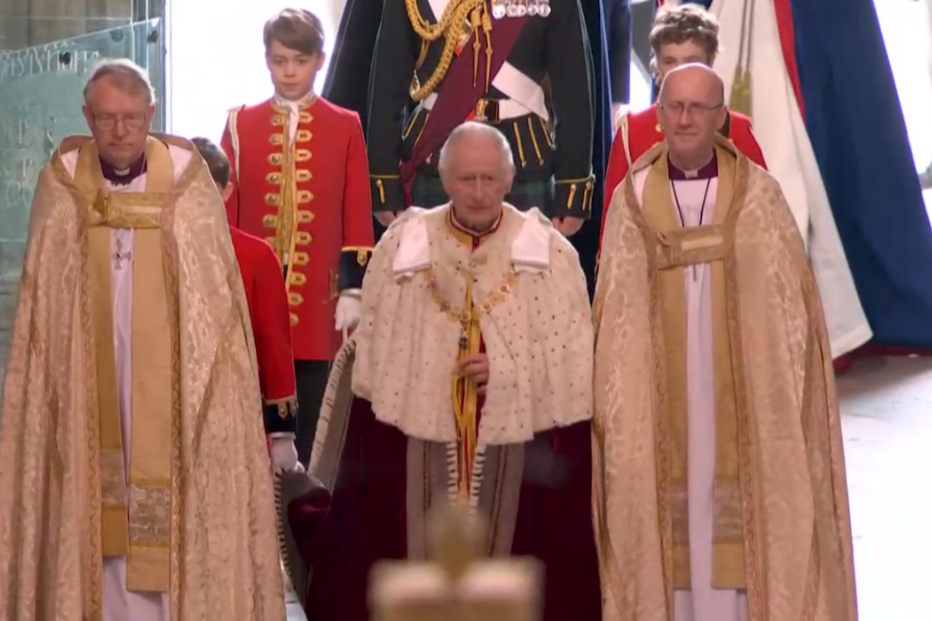 William, Kate e George acompanham Carlos III na entrada da abadia