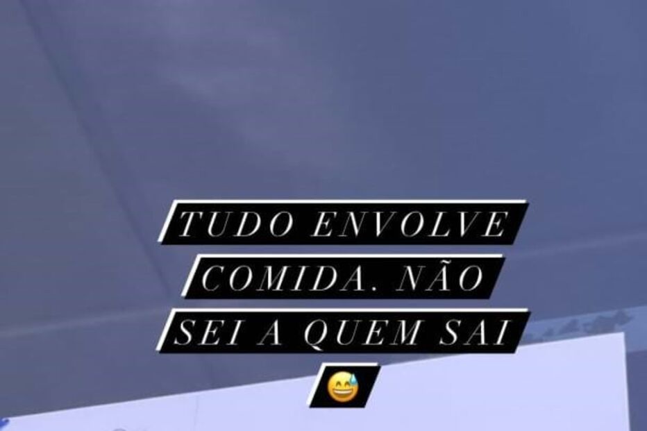 Maria Cerqueira Gomes mostra prenda que recebeu do filho João