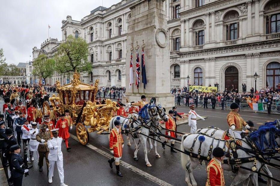 Rei Carlos III e rainha Camila a caminho do palácio de Buckingham 