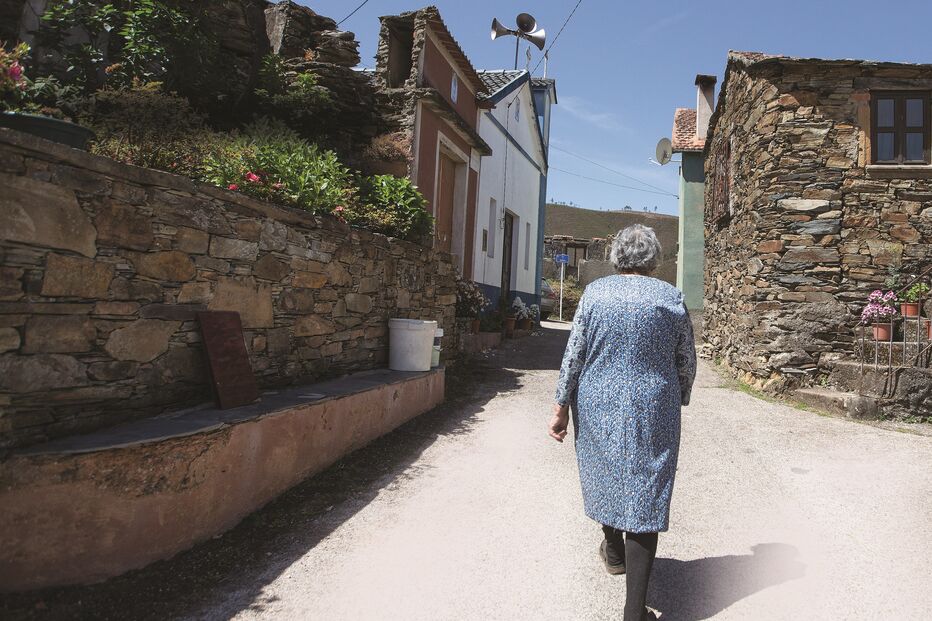 “Se houver uma aflição temos o telefone, mas só quando há. Fazia-me mais falta o telefone  do que me fazia o comer”, diz Maria Emília