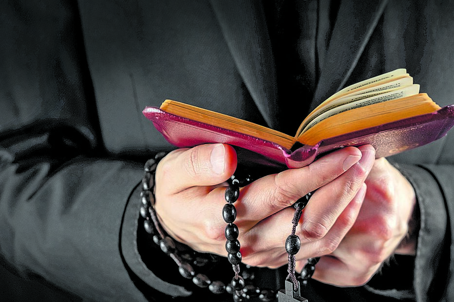 Padre abusa de homem de quem era tutor em troca de quarto. Houve sexo no carro do pároco, na casa e na sacristia