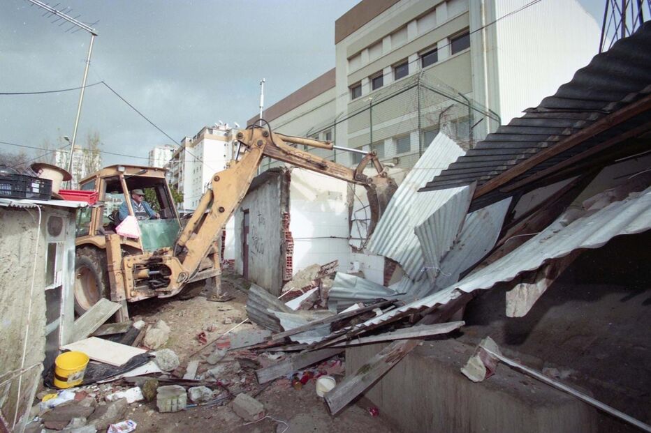  Início das demolições de 12 barracas do Bairro das Marianas, em Carcavelos  (1999)