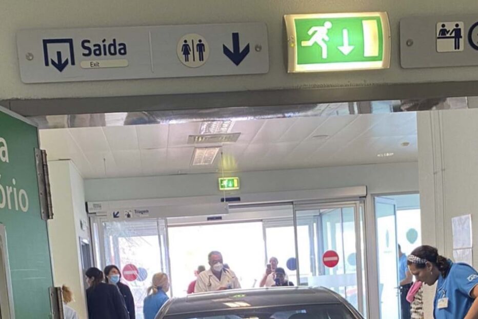 Homem invade urgência do Hospital de Cascais de carro 