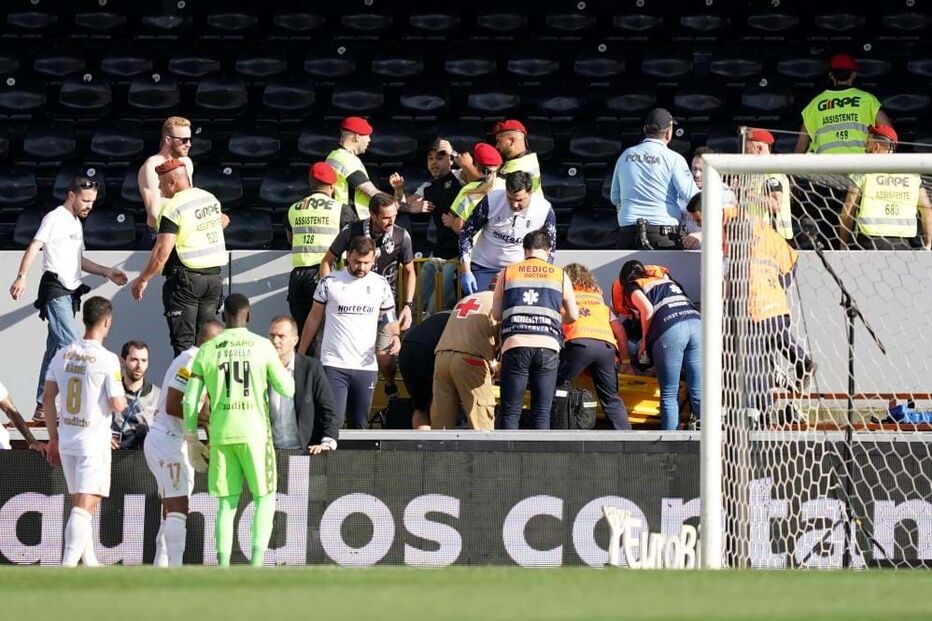 Adepto cai da bancada superior do estádio do V. Guimarães
