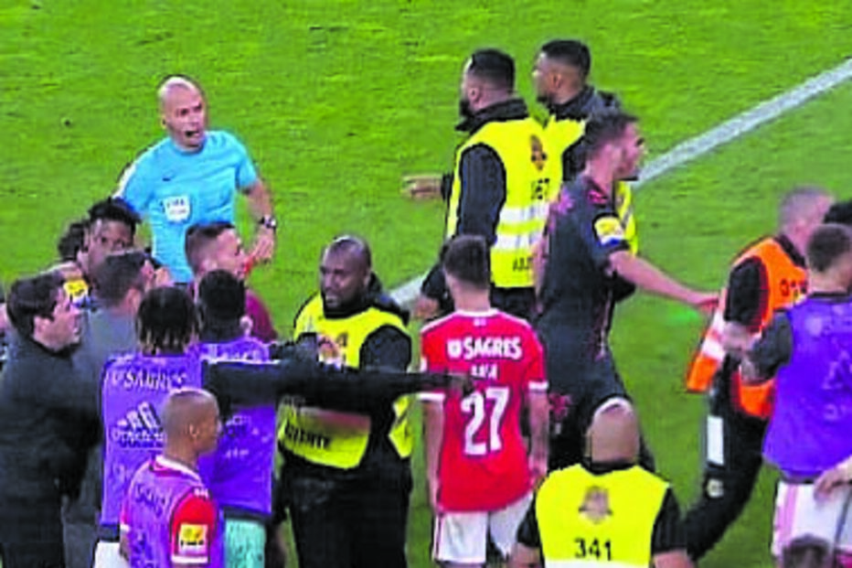 Confusão com 'stewards' nos instantes finais do jogo
