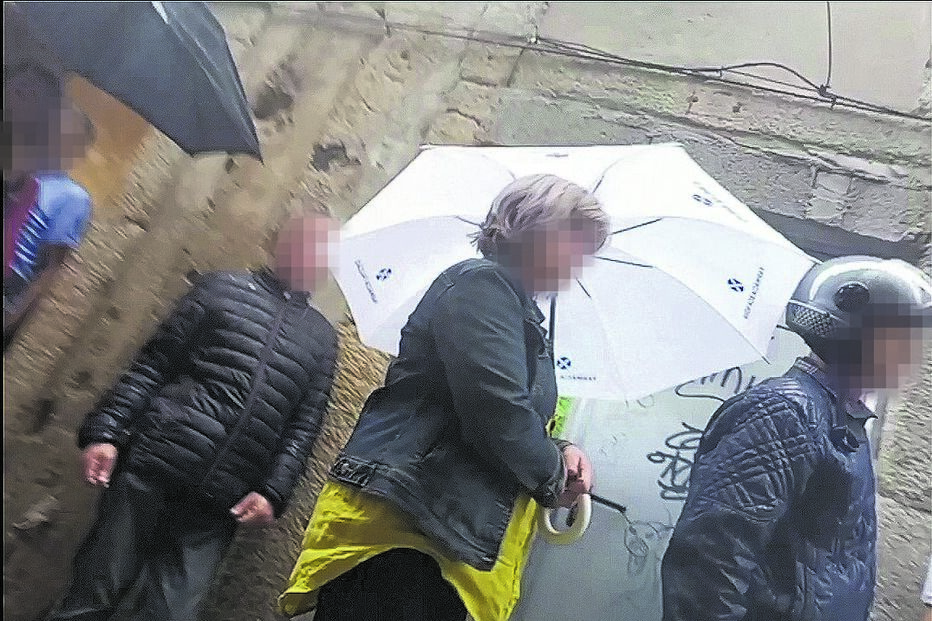 Consumidores fazem fila para comprarem droga