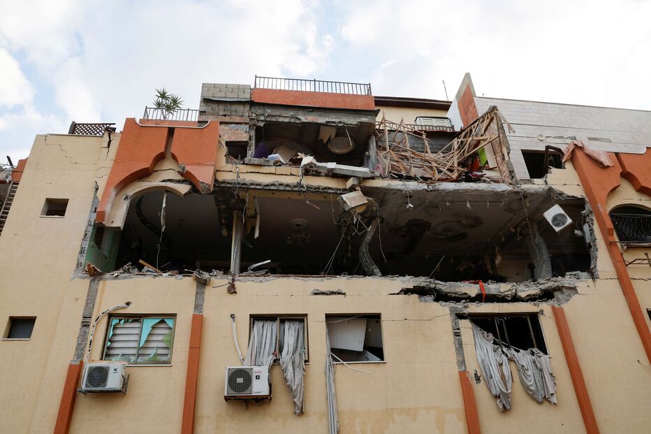 Edifício destruído na sequência de ataques militares israelitas em Gaza 