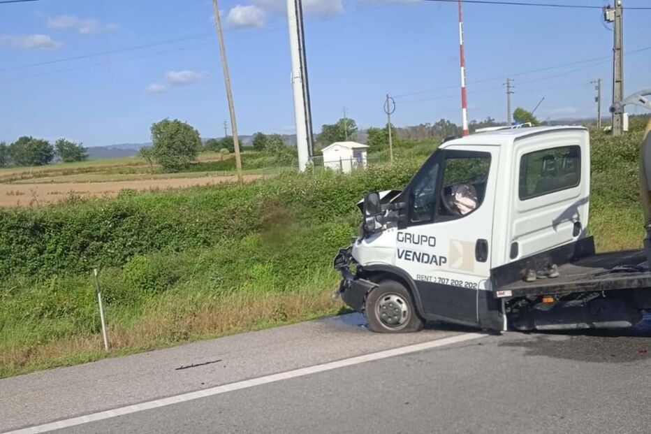 Colisão entre três viaturas deixa trânsito condicionado na A1 em Antuã