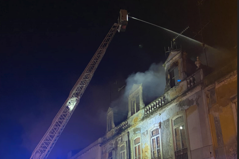 Incêndio em prédio devoluto em Setúbal 