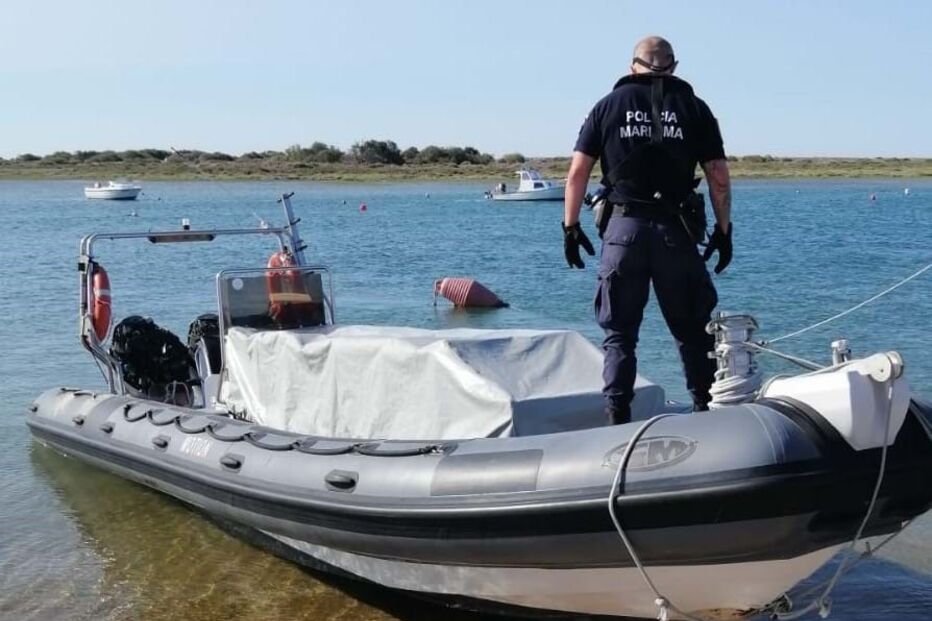 Lancha semi-rígida furtada em Portimão 