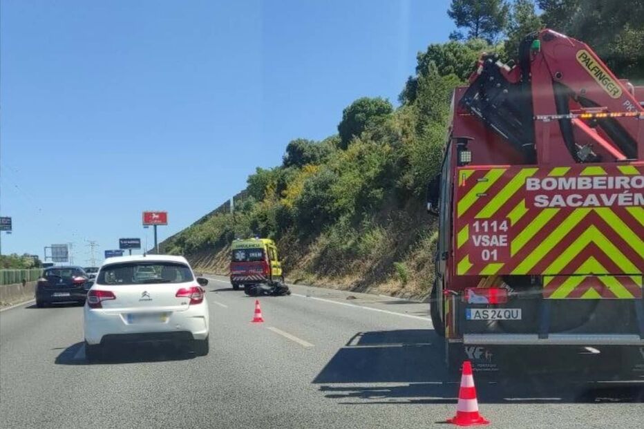 Colisão entre mota e carro em Sacavém 