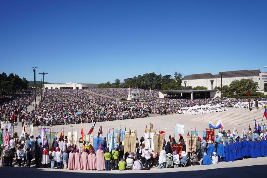 As imagens de Fátima repleta de fiéis na Procissão do Adeus a Nossa Senhora