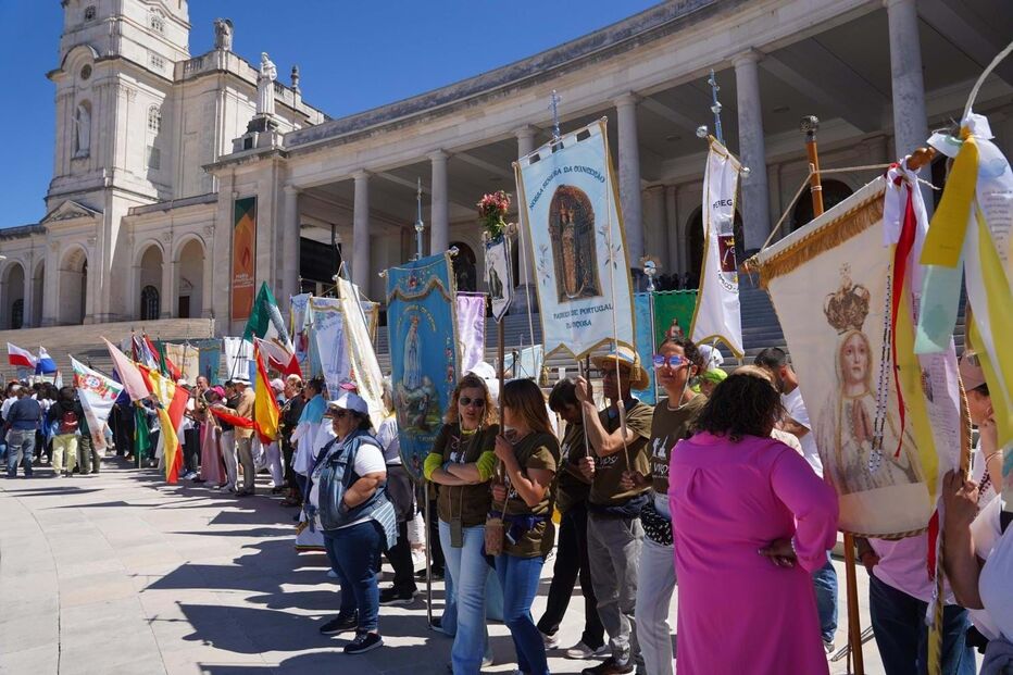 As imagens de Fátima repleta de fiéis na Procissão do Adeus a Nossa Senhora