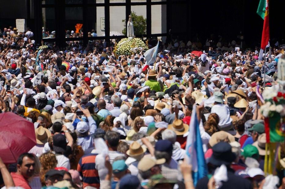 As imagens de Fátima repleta de fiéis na Procissão do Adeus a Nossa Senhora